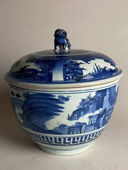 JAPON, XVIIIe.
Pot couvert en porcelaine,...