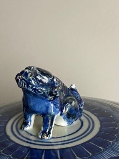 JAPON, XVIIIe.
Pot couvert en porcelaine,...