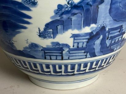 JAPON, XVIIIe.
Pot couvert en porcelaine,...