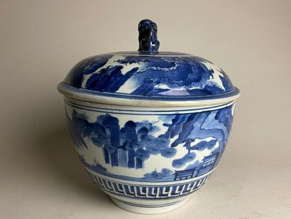 JAPON, XVIIIe.
Pot couvert en porcelaine,...