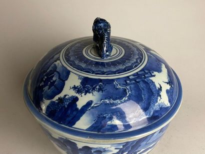 JAPON, XVIIIe.
Pot couvert en porcelaine,...