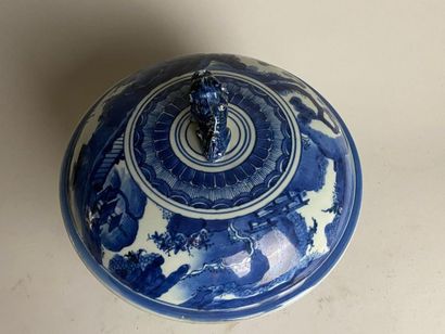 JAPON, XVIIIe.
Pot couvert en porcelaine,...