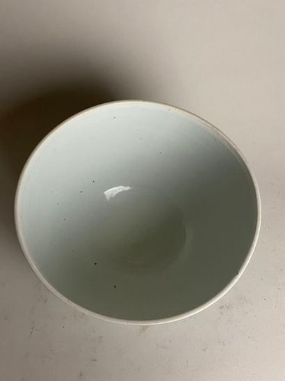 JAPON, XVIIIe.
Pot couvert en porcelaine,...