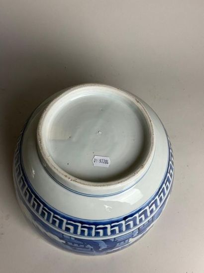JAPON, XVIIIe.
Pot couvert en porcelaine,...