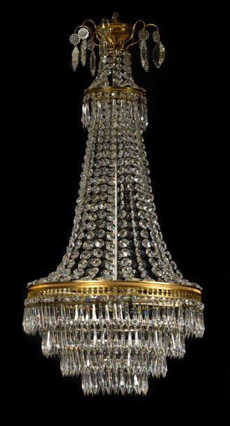 Lustre montgolfière en bronze doré et pampilles.
XXe.
H....