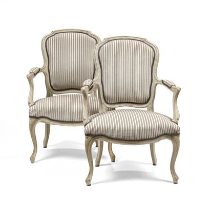 Paire de fauteuils cabriolet en bois mouluré...