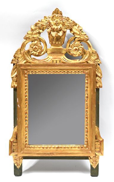 Petit miroir en bois mouluré, sculpté et...