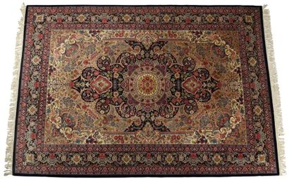Grand tapis d'Orient en laine et soie nouées...