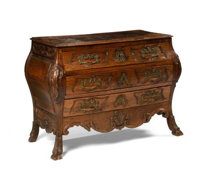 Petite commode rectangulaire à façade ventrue...