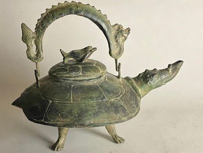 CHINE, XXe.
Verseuse archaïsante en bronze...