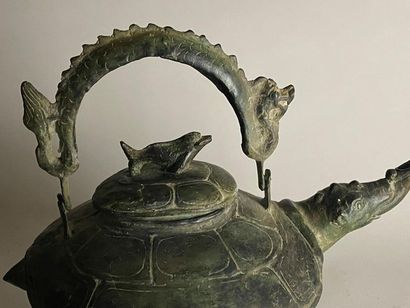 CHINE, XXe.
Verseuse archaïsante en bronze...