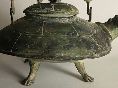 CHINE, XXe.
Verseuse archaïsante en bronze...