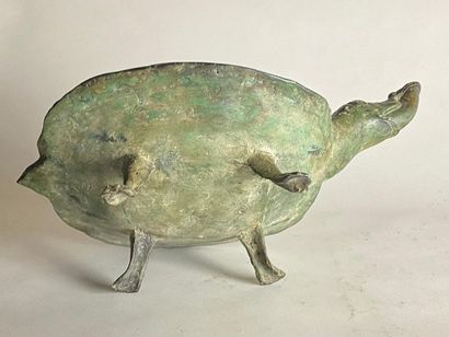 CHINE, XXe.
Verseuse archaïsante en bronze...