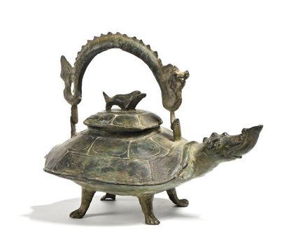 CHINE, XXe.
Verseuse archaïsante en bronze...