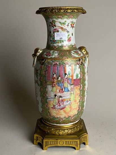 CHINE, CANTON, début XXe.
Vase en porcelaine...
