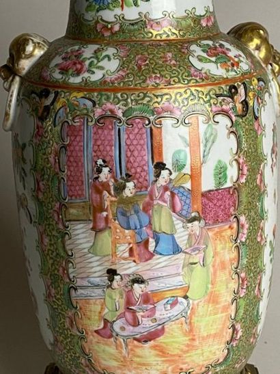 CHINE, CANTON, début XXe.
Vase en porcelaine...