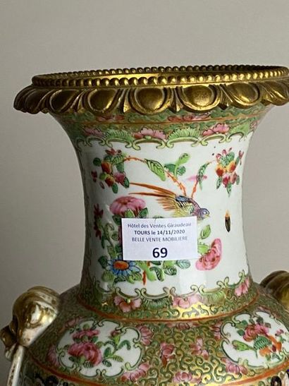 CHINE, CANTON, début XXe.
Vase en porcelaine...