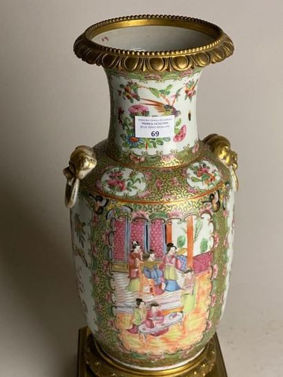 CHINE, CANTON, début XXe.
Vase en porcelaine...