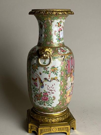CHINE, CANTON, début XXe.
Vase en porcelaine...