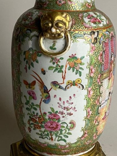 CHINE, CANTON, début XXe.
Vase en porcelaine...