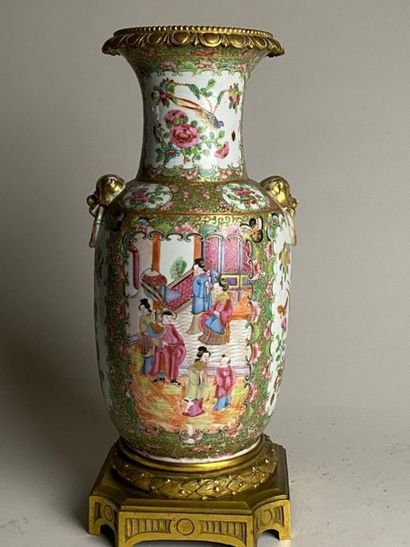 CHINE, CANTON, début XXe.
Vase en porcelaine...