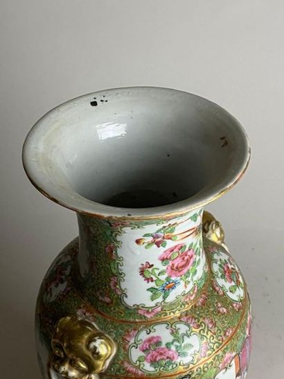 CHINE, CANTON, début XXe.
Vase en porcelaine...