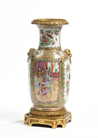 CHINE, CANTON, début XXe.
Vase en porcelaine...