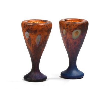 DAUM NANCY.
Paire de vases sur piédouche...