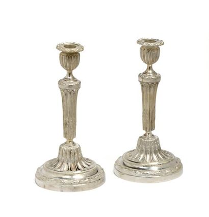 Paire de bougeoirs en bronze ciselé et argenté,...