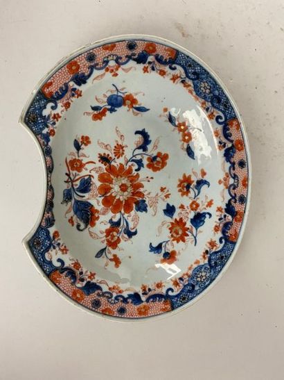 CHINE, XVIIIe.
Plat à barbe en porcelaine...