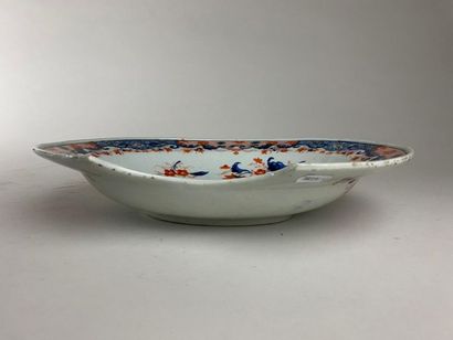 CHINE, XVIIIe.
Plat à barbe en porcelaine...