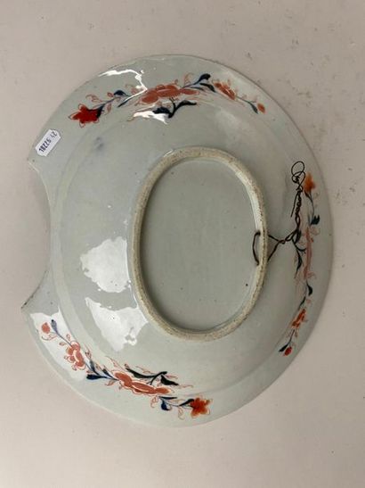 CHINE, XVIIIe.
Plat à barbe en porcelaine...