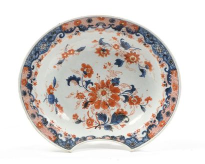 CHINE, XVIIIe.
Plat à barbe en porcelaine...