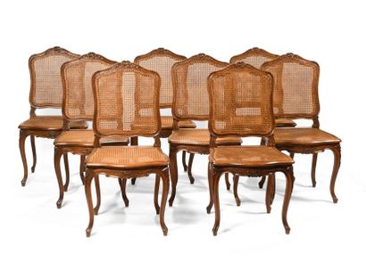 Série de huit chaises cannées en hêtre mouluré...