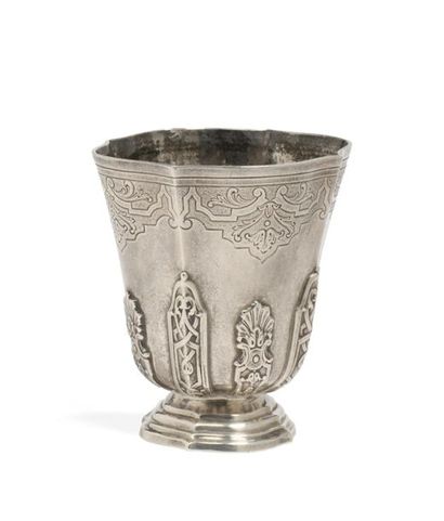 Timbale de forme chantournée en argent ciselé...