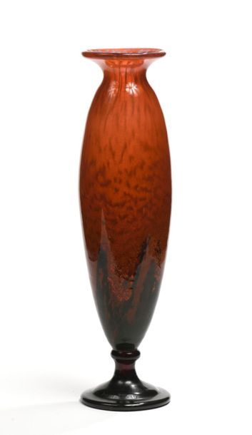 DAUM NANCY.
Vase fuselé sur piédouche en...