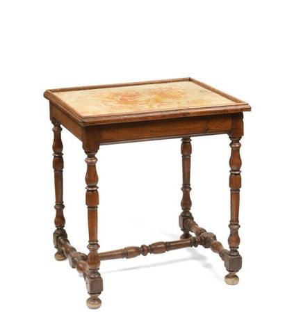 Petite table de section carrée en noyer tourné,...