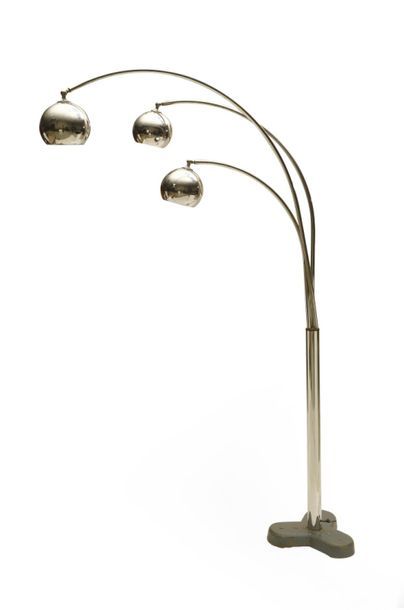 Grand lampadaire à trois bras de lumière...