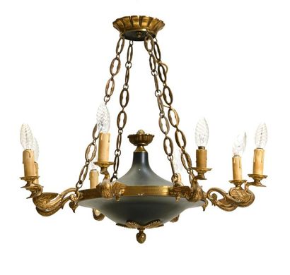 Lustre à huit bras de lumière en bronze doré...