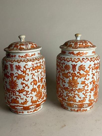 CHINE, XXe.
Paire de vases couverts en porcelaine,...