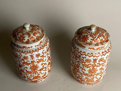 CHINE, XXe.
Paire de vases couverts en porcelaine,...
