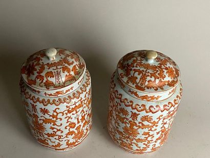 CHINE, XXe.
Paire de vases couverts en porcelaine,...