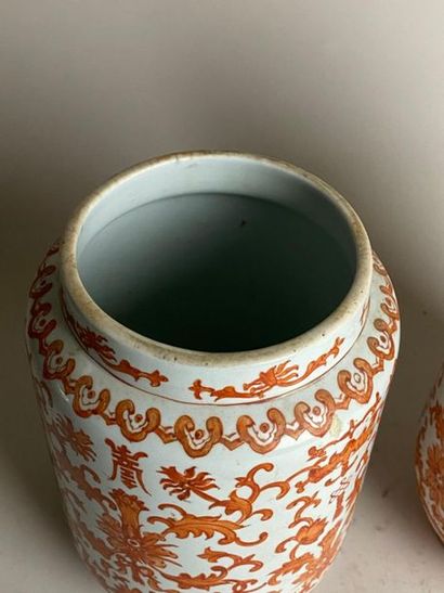 CHINE, XXe.
Paire de vases couverts en porcelaine,...