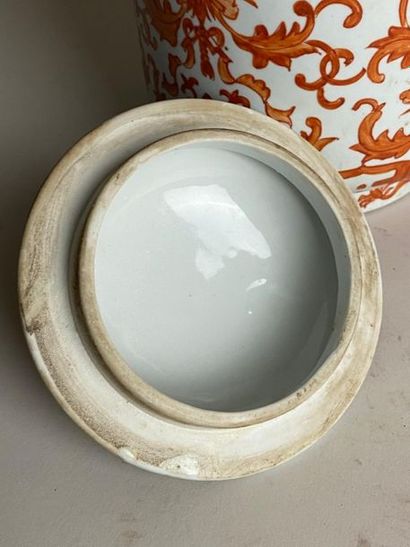 CHINE, XXe.
Paire de vases couverts en porcelaine,...