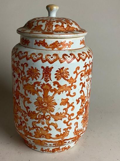 CHINE, XXe.
Paire de vases couverts en porcelaine,...