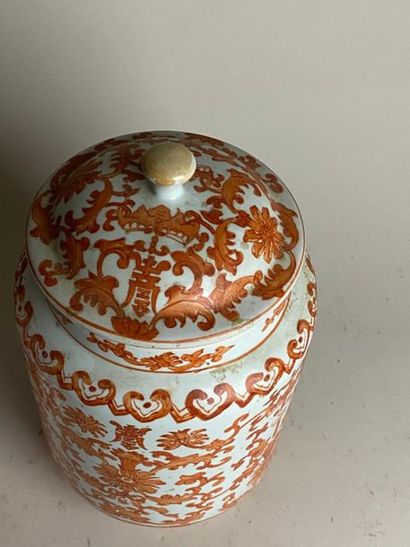 CHINE, XXe.
Paire de vases couverts en porcelaine,...