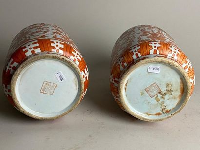CHINE, XXe.
Paire de vases couverts en porcelaine,...