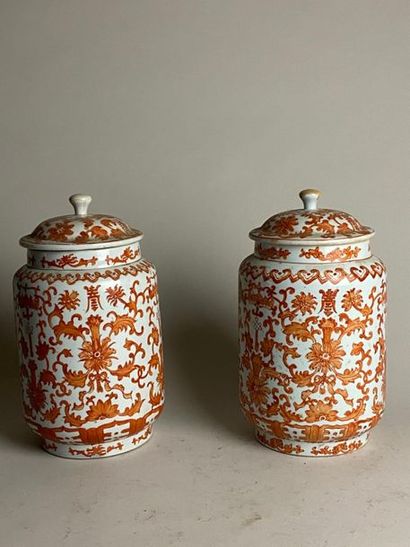 CHINE, XXe.
Paire de vases couverts en porcelaine,...