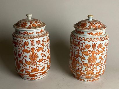 CHINE, XXe.
Paire de vases couverts en porcelaine,...