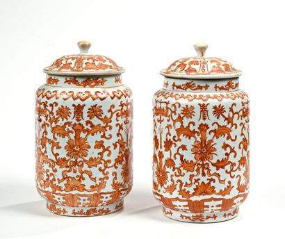 CHINE, XXe.
Paire de vases couverts en porcelaine,...